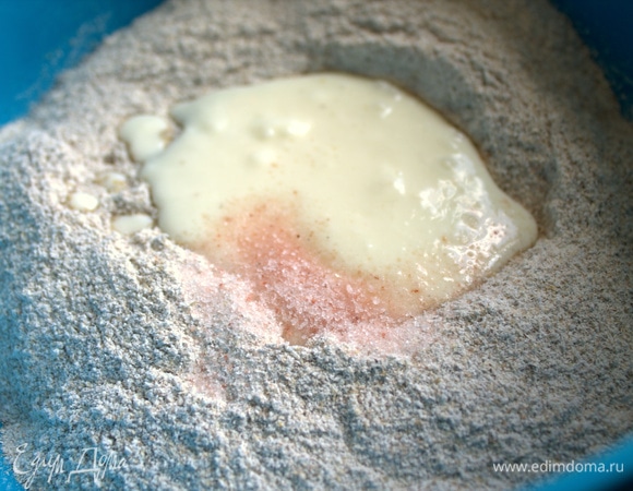 В ржаную муку влить кефир с солью.