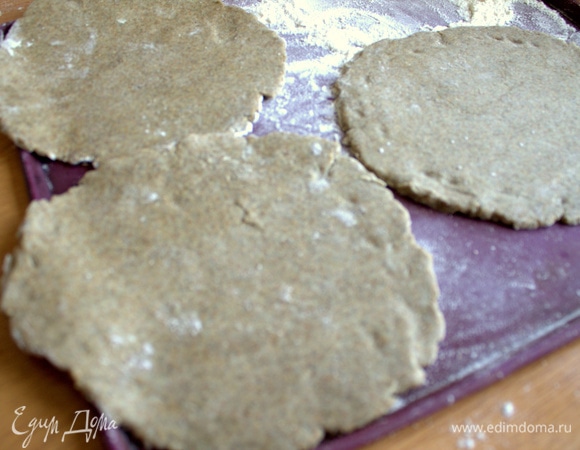 Каждую скатать в шарик, потом тонко раскатать в круг.