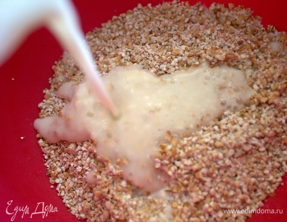 Для крупяной начинки крупу залить кефиром или молоком.