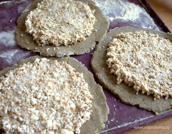 Распределить начинку на 3 заготовки-лепешки.