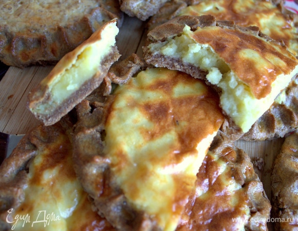 Подают также шаньги с бульоном, супом.