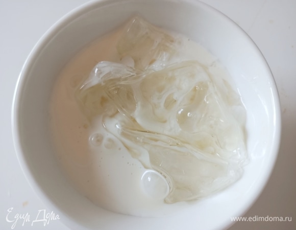 Для приготовления крема желатин замочить в холодной воде для набухания на 10 минут. Подогреть сливки. Отжать желатин, добавить к сливкам, хорошо перемешать до полного растворения желатина.