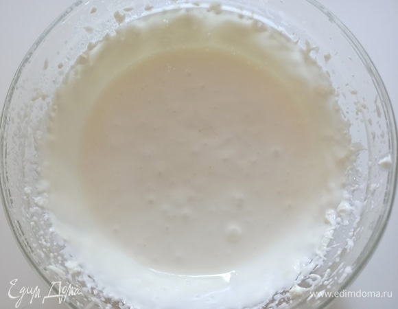 С помощью миксера взбить рикотту, сыр и сахарную пудру. Добавить сливки с желатином, перемешать.