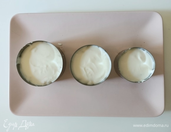 Достать блюдо с основой из холодильника, выложить крем и вернуть в холодильник.