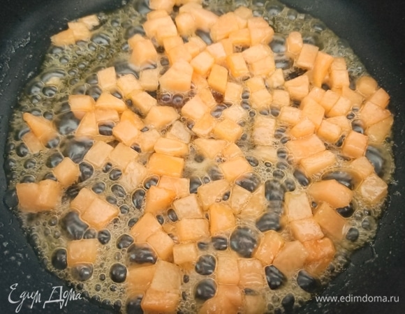 Готовим карамель. Очистить дыню, добавить сахар, перемешать. Нагреть сковороду, добавить сливочное масло и дыню. Готовить на слабом огне, пока дыня не станет мягкой (5–7 минут). Остудить, пропустить дыню через сито.