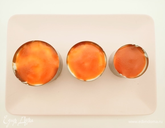 Достать десерт из холодильника, выложить карамель и вернуть обратно в холодильник на 3–4 часа.