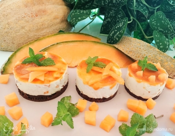 Достать десерт из холодильника, аккуратно снять кольцо, украсить и подавать. Приятного аппетита!