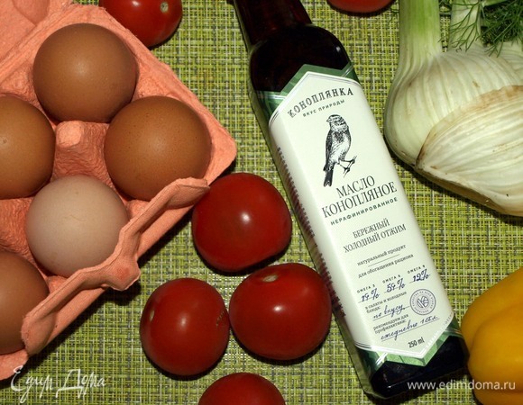 Подготовить необходимые продукты. Куриное филе и яйца заранее отварить и остудить.