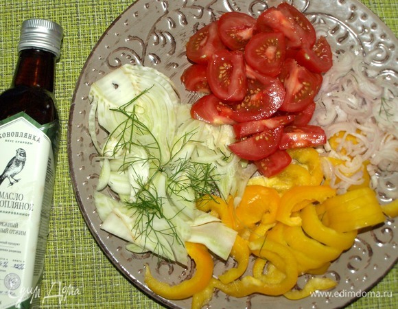 Все овощи промыть и очистить. У перца удалить плодоножку и перегородки. Перец и помидоры средне нарезать. Фенхель нарезать тонкими пластинками. Лук-шалот нарезать перьями.