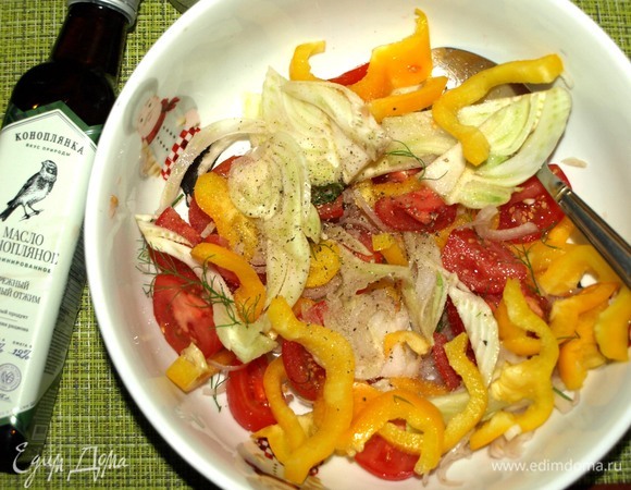 Соединяем овощи в миске, добавляем морскую соль и перец. Перемешиваем.