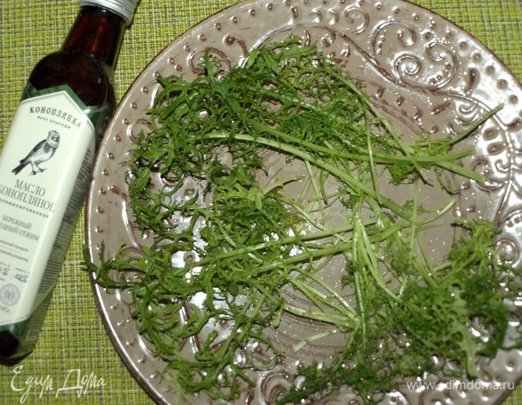 Салат раскладываем на блюде. Можно взять руколу. У меня японская капуста мизуна. Она напоминаем по вкусу руколу.