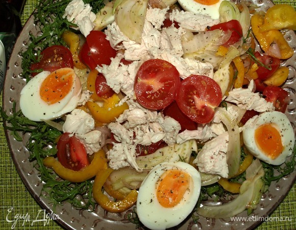 Куриные яйца очистить, разрезать на две половинки. Курицу нарезать как вам удобно. Раскладываем сверху на салат. Сверху добавляем свежемолотый перец и соль по желанию.