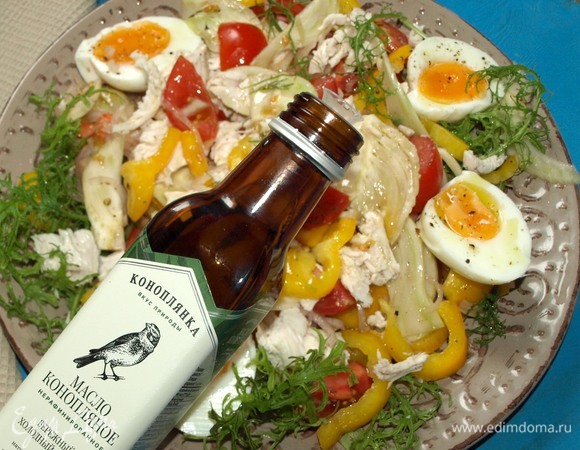 Поливаем конопляным маслом ТМ «Коноплянка». Зелень петрушки порвать руками и добавить в салат. Подать можно с тонкими хлебными чипсами. Салат готов!