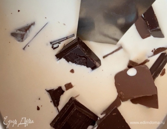 Приготовим крем. В сотейник выложить шоколад и налить сливки. Непрерывно помешивать.