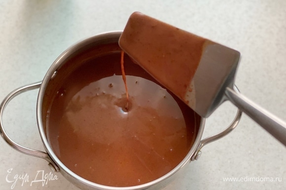 На водяной бане или на медленном огне растопить шоколад в сливках и довести до однородной массы.