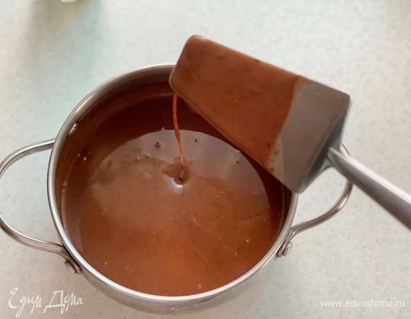 На водяной бане или на медленном огне растопить шоколад в сливках и довести до однородной массы.