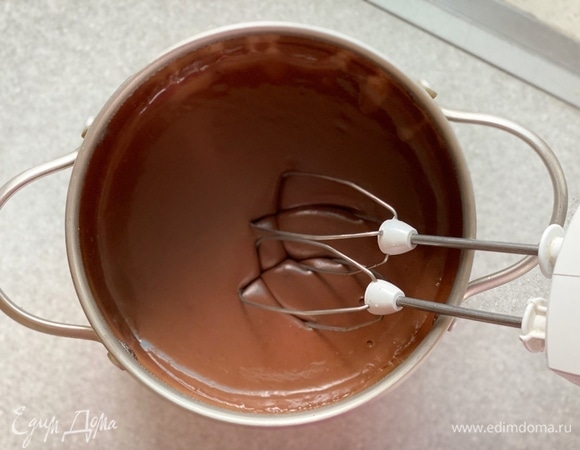 Убрать в холодильник до полного охлаждения на несколько часов.