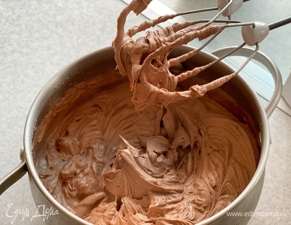 Охлажденную массу тщательно взбить миксером до пышного густого состояния. Должен получиться плотный крем, хорошо удерживающий форму.