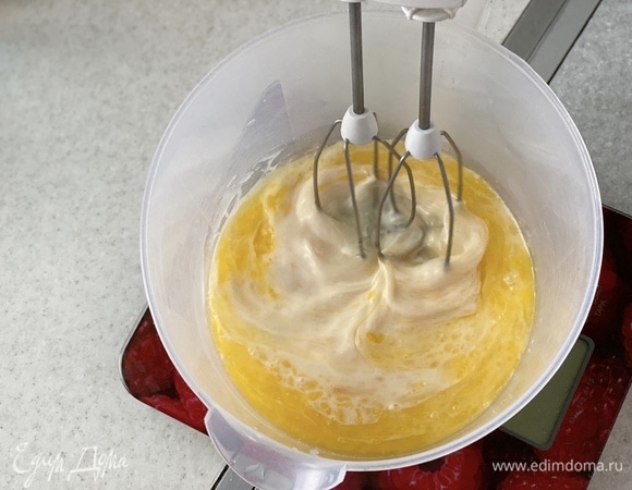 Приготовим бисквит. В миске смешать все жидкие ингредиенты. Хорошо перемешать.