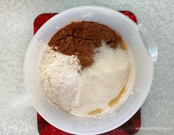 К жидким ингредиентам добавить все сухие. Очень хорошо все перемешать венчиком или миксером. Быстро. Долго вымешивать не нужно, чтобы не развилась клейковина и бисквит не получился клеклый.