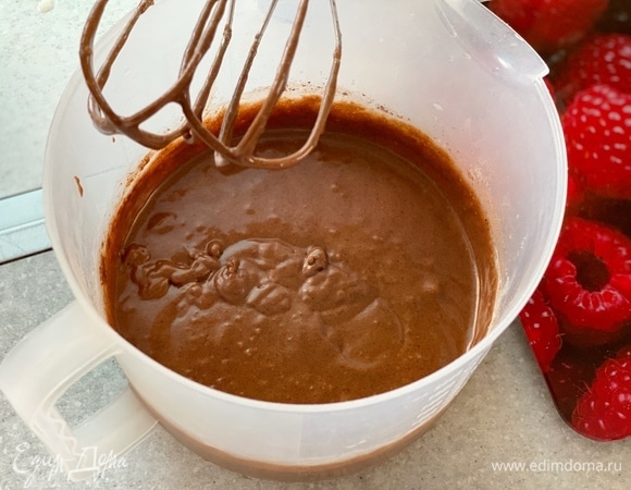 Должно получиться тесто консистенции негустой сметаны. Тесто вылить в форму, выпекать 40 минут при 170–180°C.