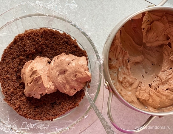 Выложить на 1 часть бисквита крем (оставить часть крема для обмазывания торта снаружи).