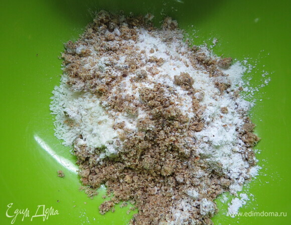 Готовим пирог. Духовку разогреть до 180°C. В миску просеять пшеничную муку, разрыхлитель и ореховую муку. Добавить кокосовую стружку, хорошо перемешать.