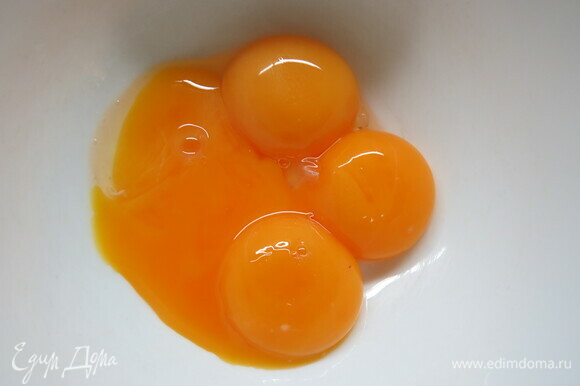 Яйца разделить на белки и желтки.