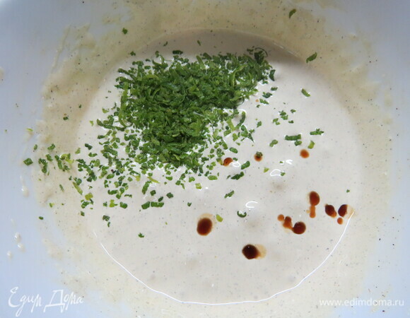 Взбить яичные желтки с сахаром в течение 8–10 минут. Масса должна стать светлой и увеличиться в объеме. Добавить ванильный экстракт и цедру лайма.