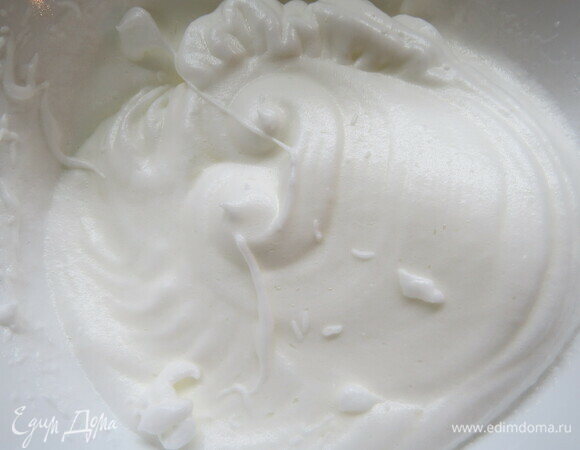 Яичные белки взбить со щепоткой соли в мягкую пену. Продолжая взбивать, всыпать тоненькой струйкой 25 г сахарного песка и взбивать до плотных пиков.