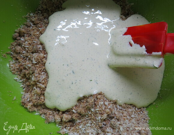 Подмешать к желтковой смеси сухие ингредиенты. Масса получится неоднородной.