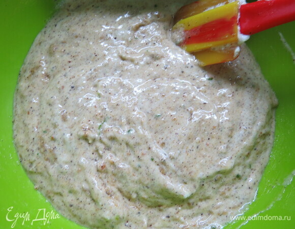 В два-три этапа очень аккуратно добавить взбитые белки.