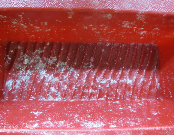 Форму смазать тонким слоем сливочного масла, слегка посыпать мукой. Рецепт рассчитан на круглую форму диаметром 20 см, у меня прямоугольная форма 24 х 10 см.