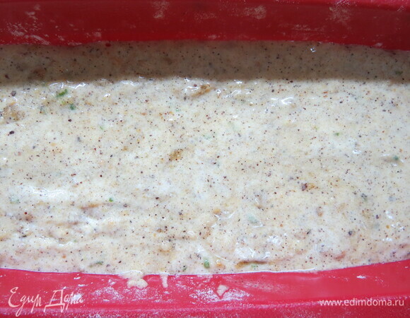 Выложить тесто в подготовленную форму и выпекать в заранее разогретой духовке 30–35 минут или пока деревянная шпажка не будет выходить сухой.