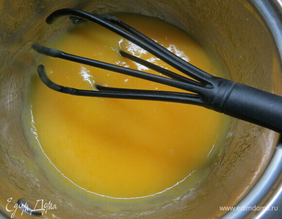 Пока печется пирог, готовим лаймовый курд. Помещаем все продукты в миску, устанавливаем миску на водяную баню (вода должно слабо кипеть, и дно миски не должно касаться воды). При постоянном помешивании доводим смесь до загустения, я завариваю крем до 80°C 3–4 минуты.