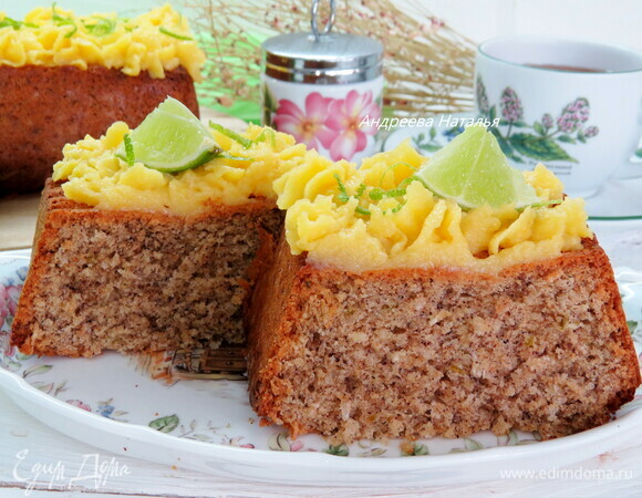 Снимаем миску с бани (если нужен гладкий однородный крем, то протираем его через сито), накрываем крем пищевой пленкой до контакта (т. е. так, чтобы пленка лежала на поверхности крема). Этот прием предотвратит появление корочки на креме при остывании. Ставим курд на несколько часов в холодильник, затем перекладываем в кондитерский мешок с насадкой «звездочка» и украшаем поверхность пирога. Приятного аппетита!