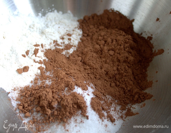 Отмеряем муку, сахар, какао.