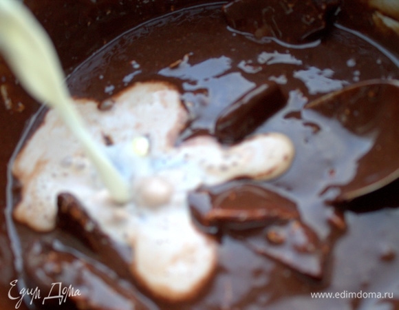 Влить остатки молока и поставить на маленький огонь.