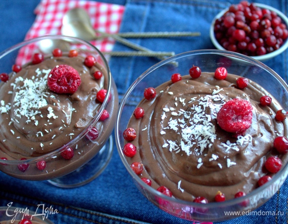 Посыпать кокосовой стружкой или другими орешками.