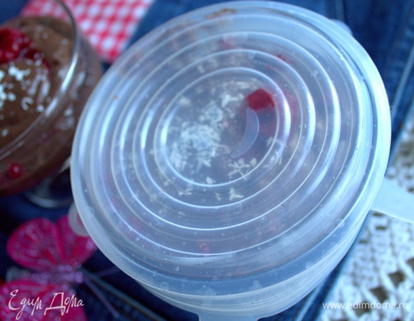 До подачи можно накрыть силиконовой крышкой и поставить в холодильник.