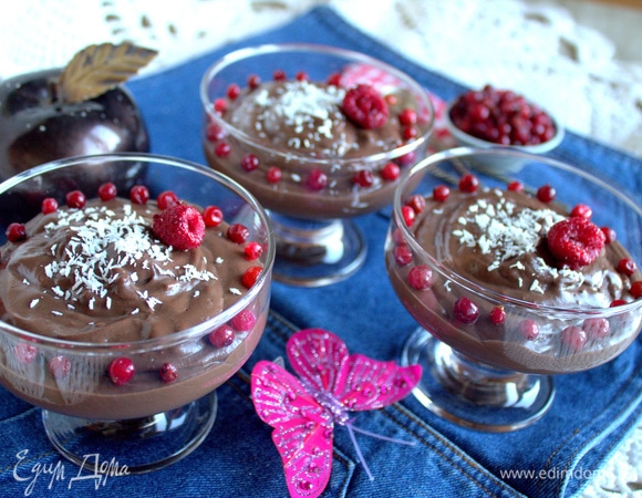 Такой десерт подходит на детские праздники (можно подать в отдельных силиконовых формочках для маффинов), да и взрослым понравится!