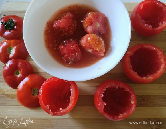 Сварить яйца. Помойте помидоры (4–5шт.) под проточной водой, промокните полотенцем и срежьте верхнюю часть с хвостиком — она нам пригодится потом в качестве «крышки». При помощи ложки выньте мякоть. Посолите помидоры изнутри и отложите в сторону.