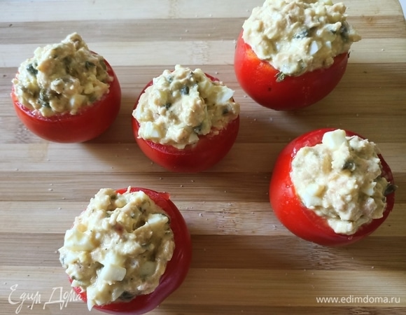 Наполните помидоры начинкой и накройте их «крышечкой».