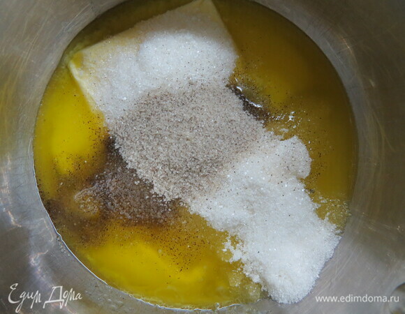Готовим карамельную заливку. Масло и сахар поставить на средний огонь и, все время помешивая, довести до кипения. Как закипит, добавить муку и хорошенько размешать венчиком, чтобы не было комочков.