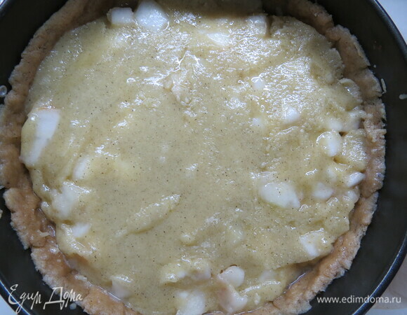 Пока масса горячая, заливаем ей груши.