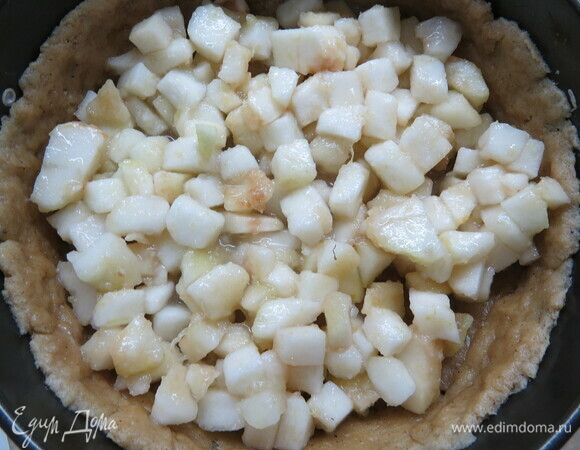 Груши очистить, нарезать, уложить на тесто.