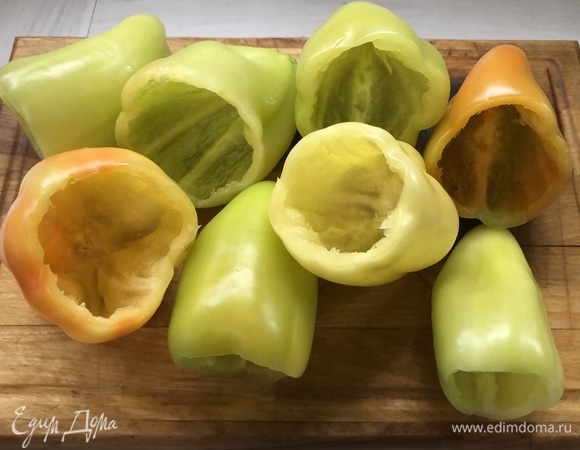 С болгарского перца снимаем «шапку», удаляем семена и перегородки.