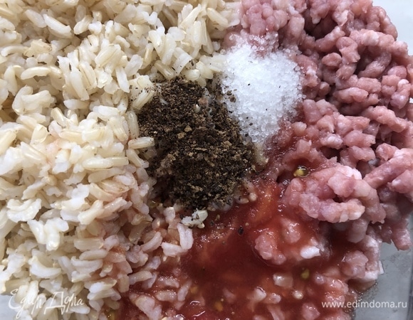 Рис отвариваем в подсоленной воде до состояния альденте, перемалываем фарш, смешиваем с рисом в пропорции 1:1, добавляем перетертый через сито помидор, по 1 ч. л. соли и перца.