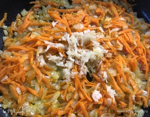 Для зажарки пассеруем мелко нарезанный лук, добавляем тертую морковь и чеснок, солим, перчим, сахарим по вкусу.