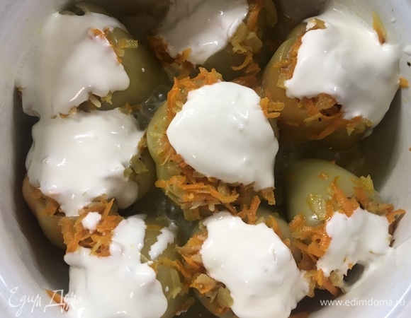 Добавляем по чайной ложке сметаны на каждый перец, втыкаем лавровый лист, продолжаем тушить 30–40 минут на медленном огне.